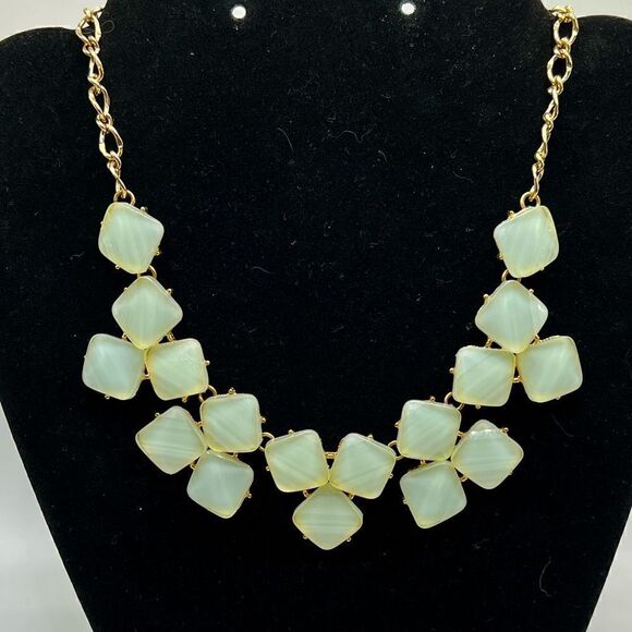 Jewelry - *3/$20* Light green and gold tone statement necklace
